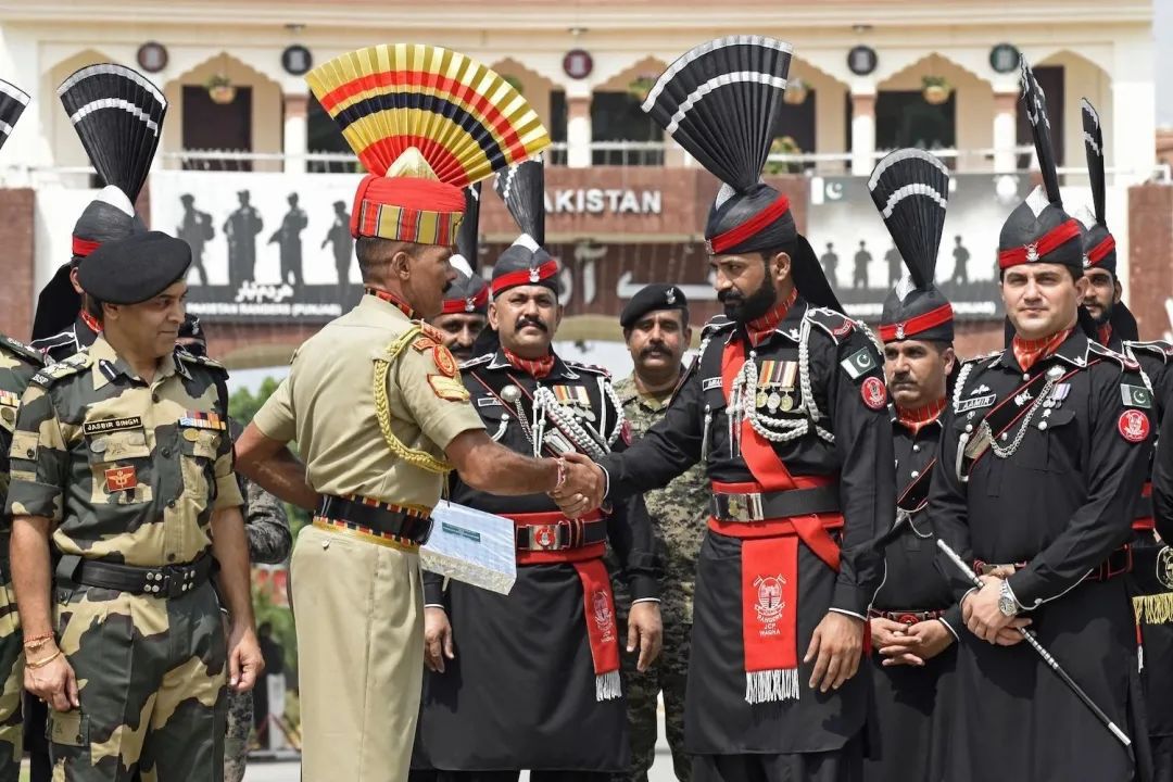 2022年8月14日，印度士兵和巴基斯坦士兵在巴基斯坦独立日庆祝活动中握手。