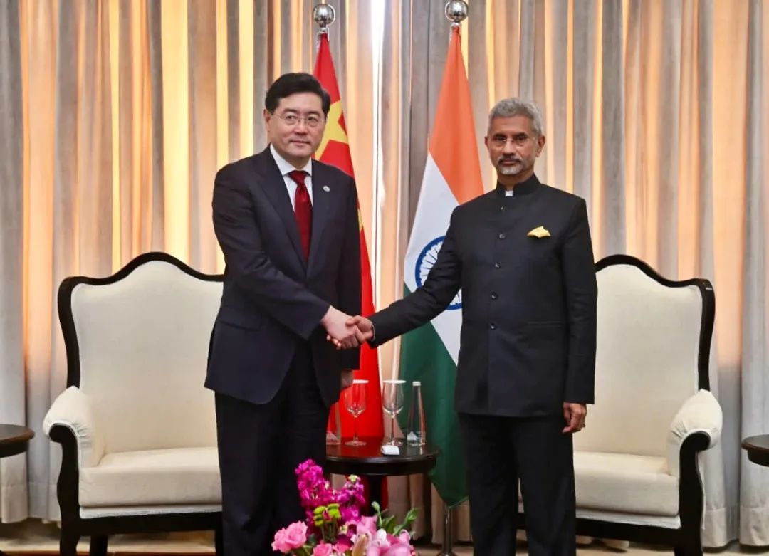 3月2日，印度外长苏杰生同中国外长秦刚举行双边会谈。