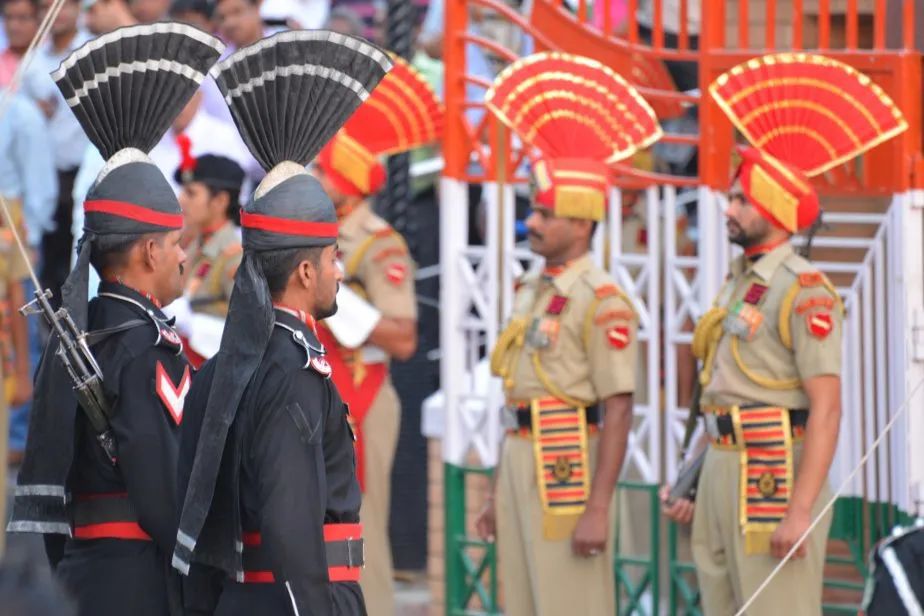 印巴边境降旗仪式上的印巴士兵。