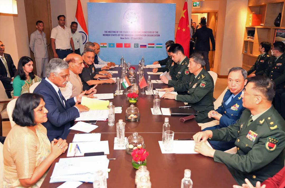 4月27日，印度防长辛格在参加上海合作组织防长会议期间同中国防长李尚福进行会晤。