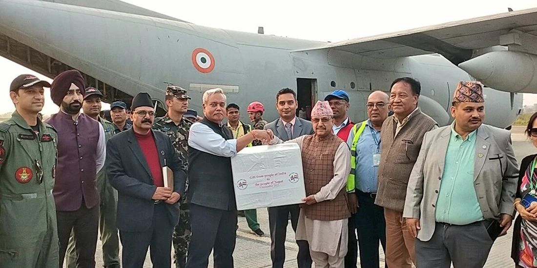 11月5日，印度为尼泊尔地震灾区提供紧急救援物资。
